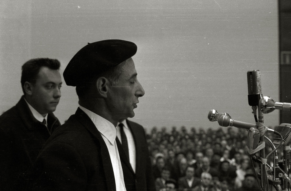 Campeonato_de_bertsolaris_celebrado_en_el_frontón_Anoeta_(4_de_17)_-_Fondo_Marín-Kutxa_Fototeka