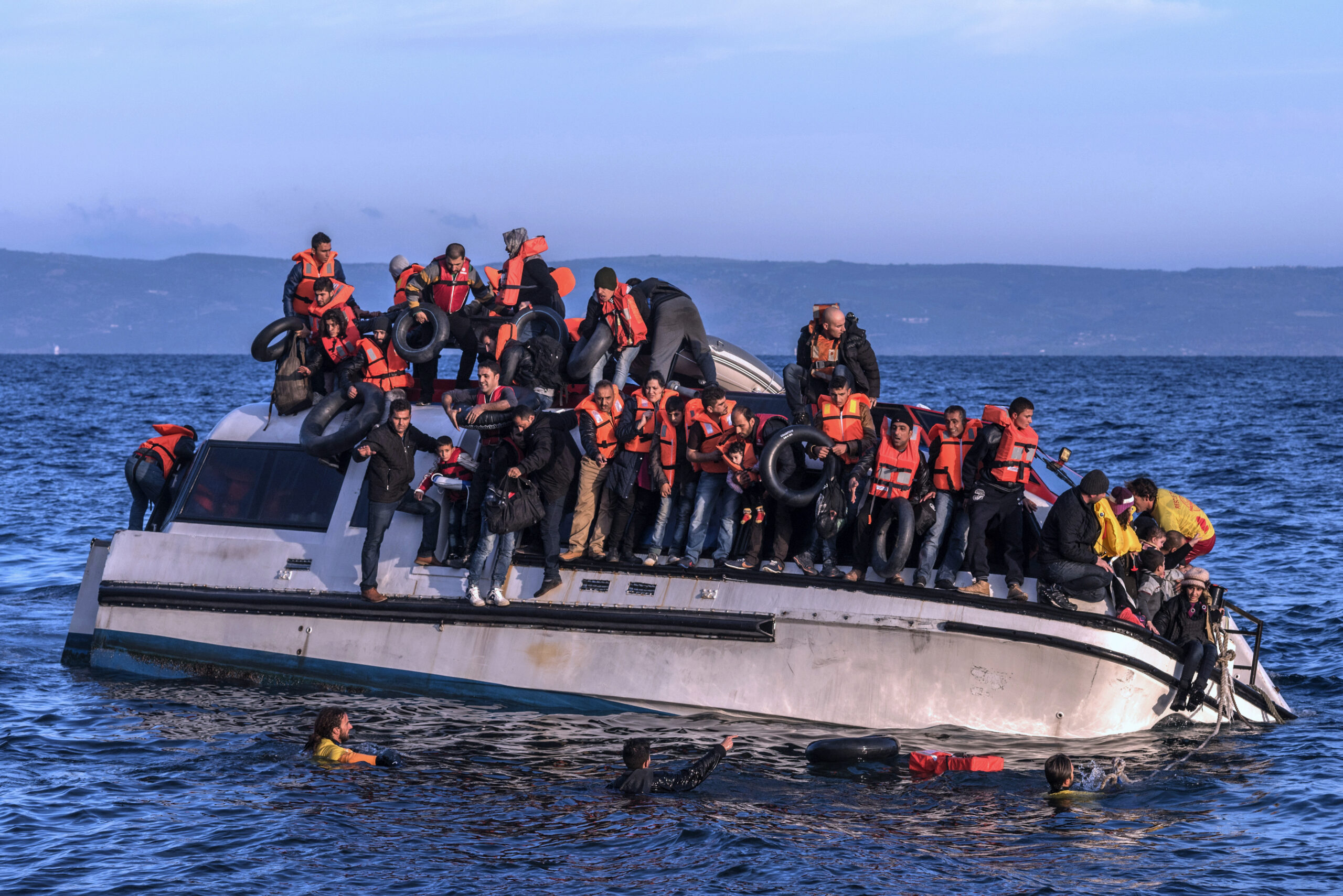 20151030_Syrians_and_Iraq_refugees_arrive_at_Skala_Sykamias_Lesvos_Greece_1