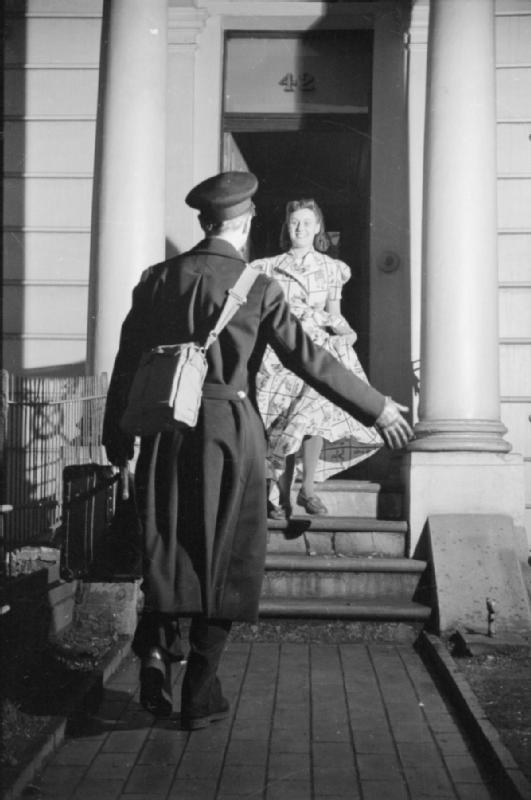 A_Day_in_the_Life_of_a_Wartime_Housewife-_Everyday_Life_in_London,_England,_1941_D2386