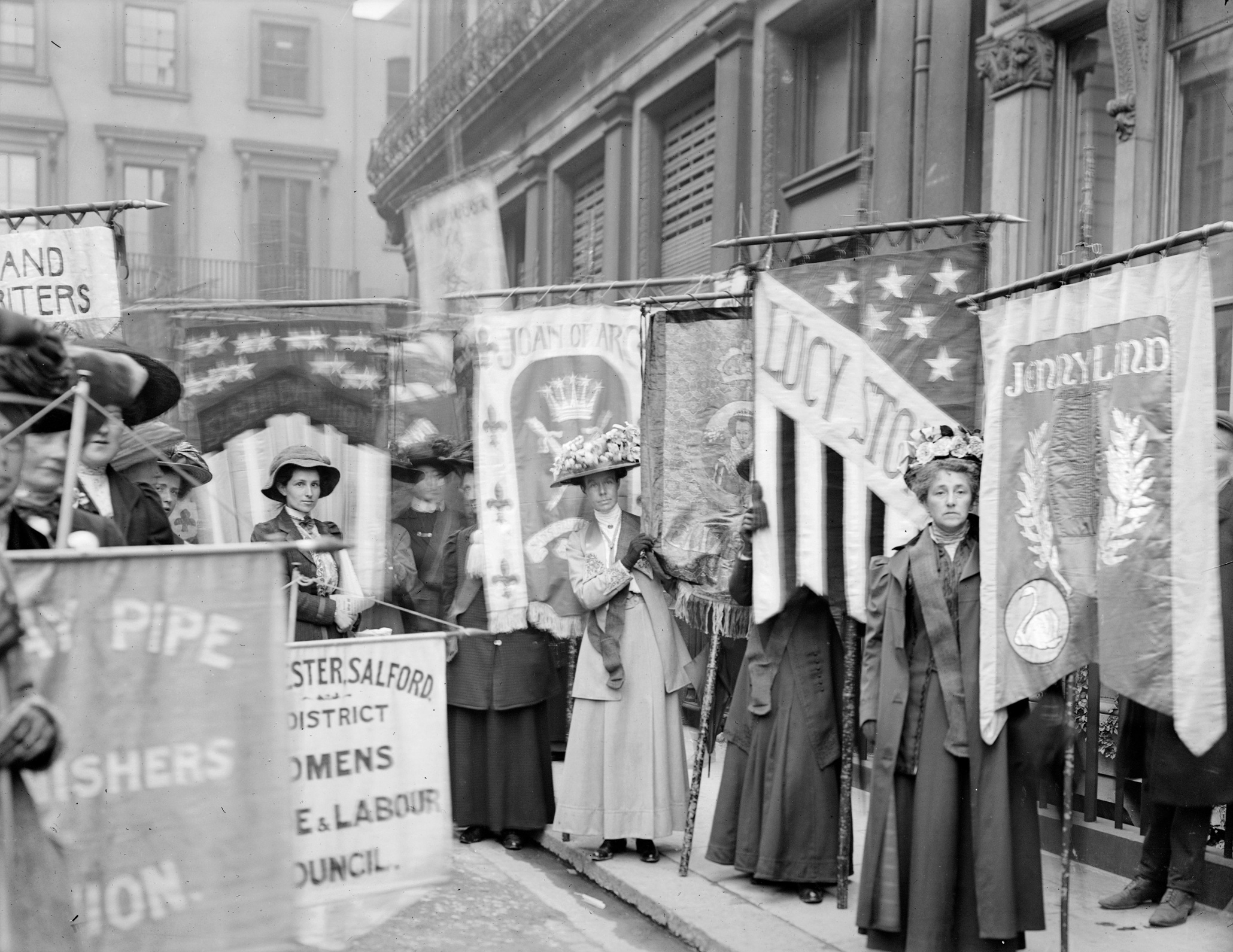 Suffragettes_taking_part_in_a_pageant_by_the_National_Union_of_Women’s_Suffrage_Societies,_June_1908