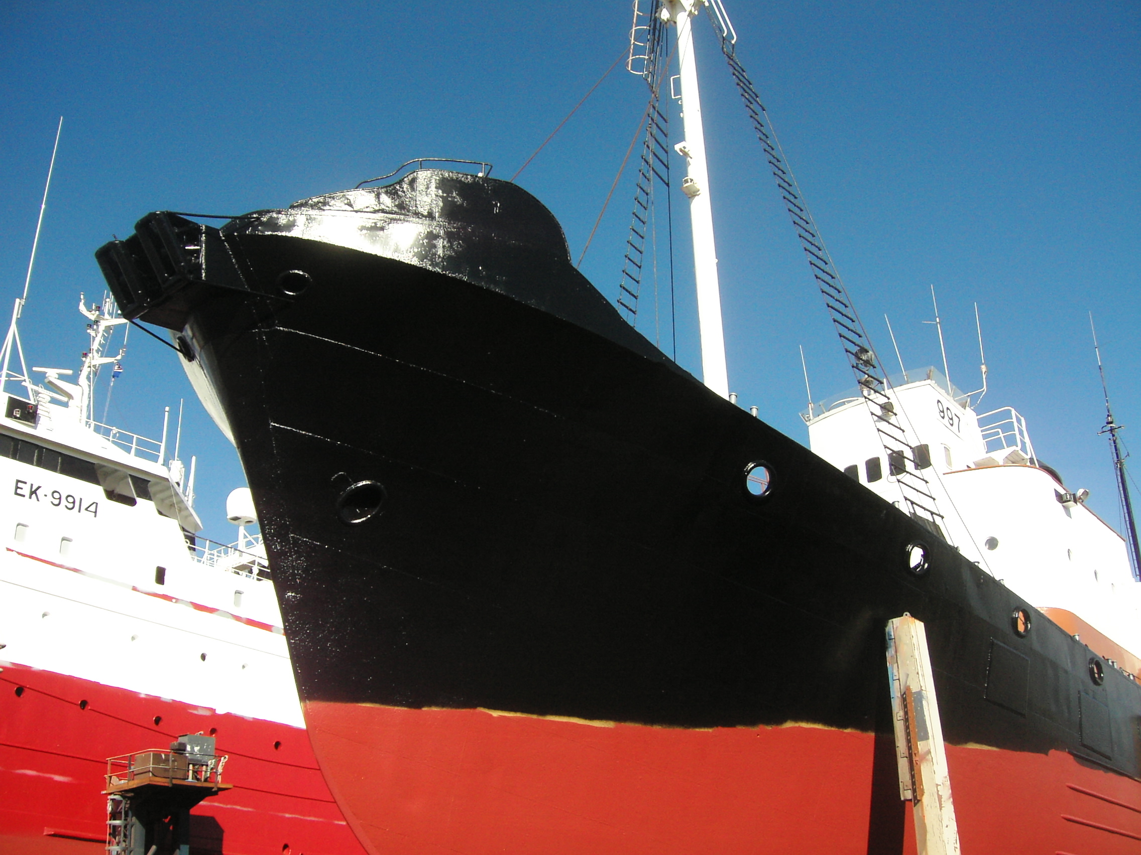 September_2006,_Hvalur_whaling_ships_in_Reykjavik_port_11